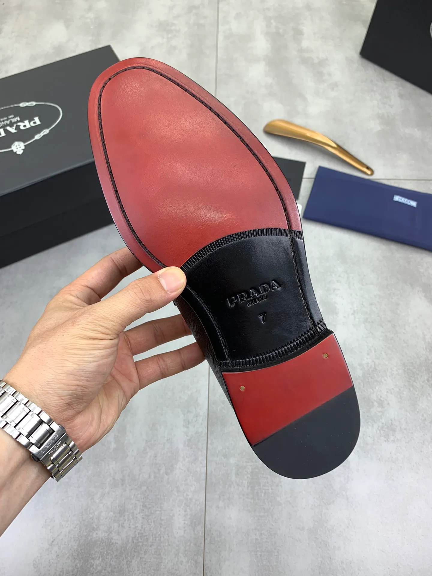 Factory price P920 💰 (high-grade genuine leather outsole) original quality, top version 🔱 ＰＲＡＤＡPrada. Men's business casual leather shoes, top quality leather shoes. 1:1 shipment⬆️Luxurious and noble👞All imported original brand fabrics, just to create a more comfortable wearing experience. Upper: Original comfortable selected calfskin➕Top imported water-dyed full cow lining, original lightweight and comfortable high-end genuine leather outsole✔️Number: 39-44 (38.45.46 can be customized)